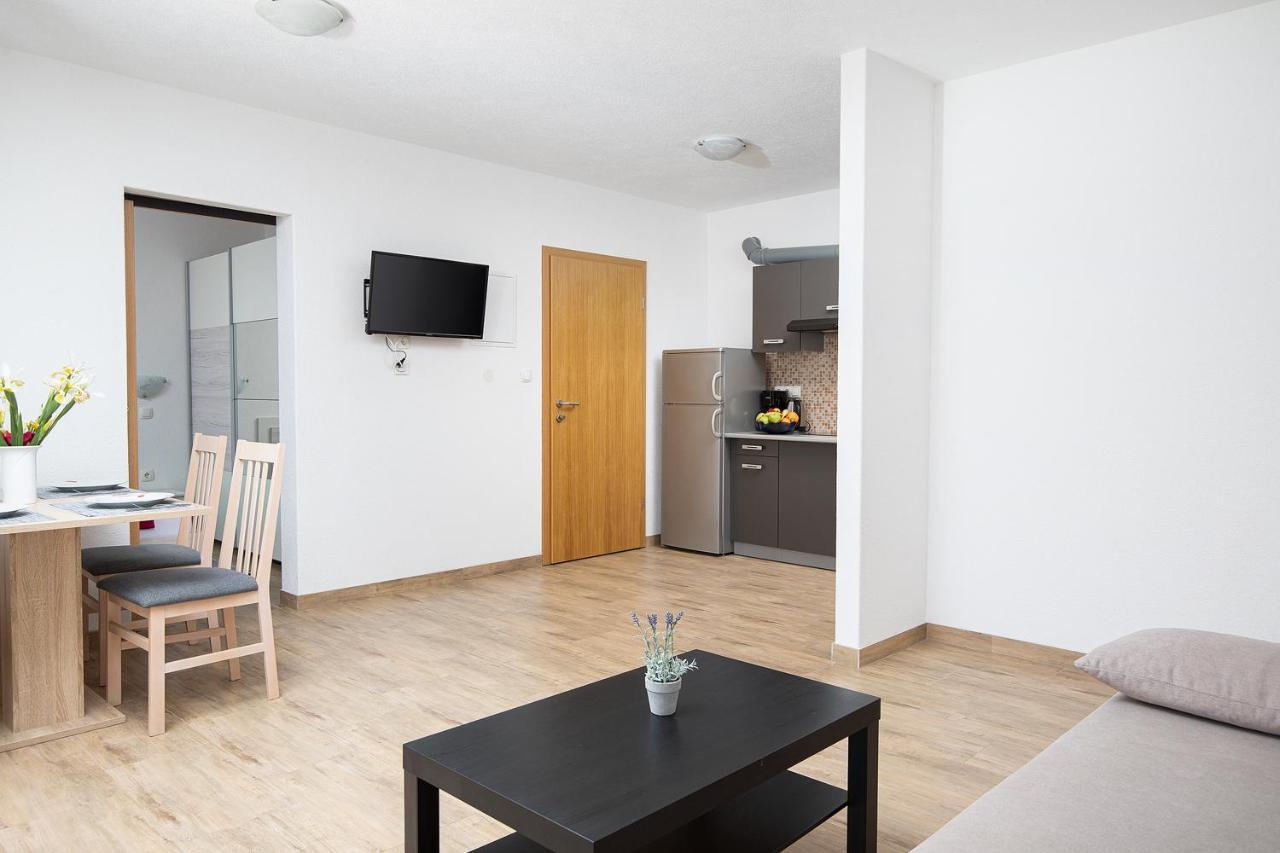 פומר Apartmani Mirna Luka מראה חיצוני תמונה