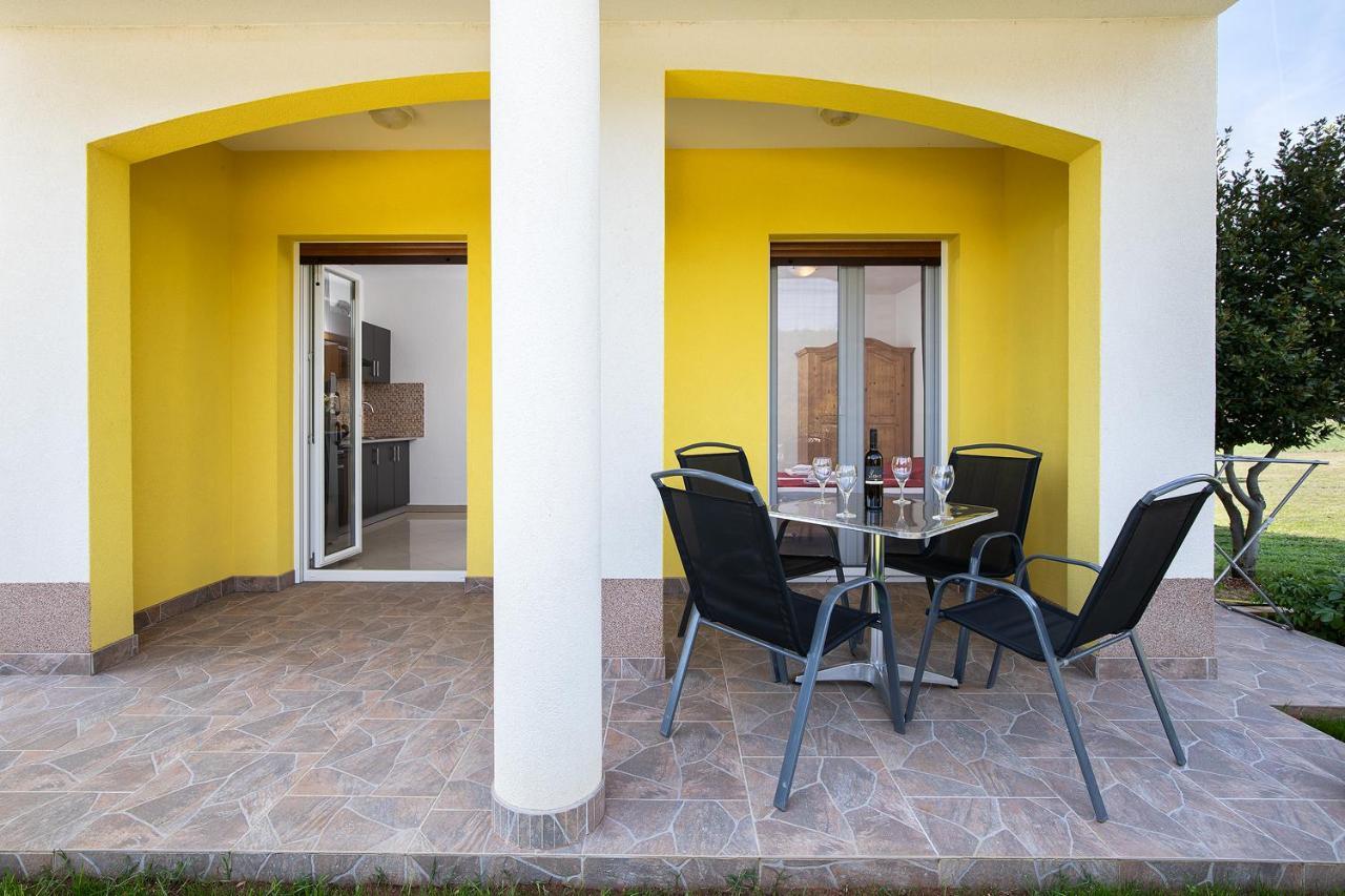 פומר Apartmani Mirna Luka מראה חיצוני תמונה